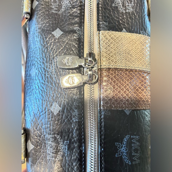 🔥 MCM 🔥Visetos Lion Princess Boston Black and Gold Lion Print Bag - Picture 11 of 13